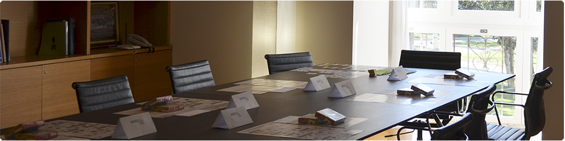 Fotografía de una mesa en una sala de trabajo con varias toolkits preparadas sobre la mesa
